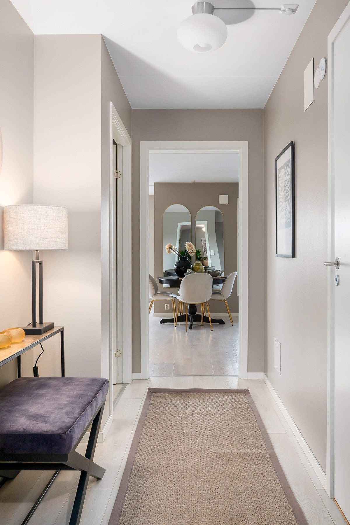 Entré med adkomst til kjøkken og stue Galleribilde