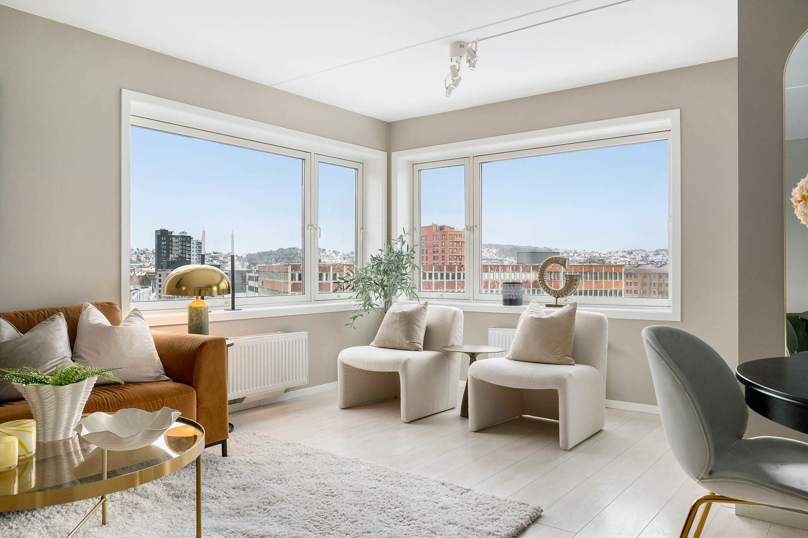 Store vindusflater som gir mye naturlig lys. Galleribilde