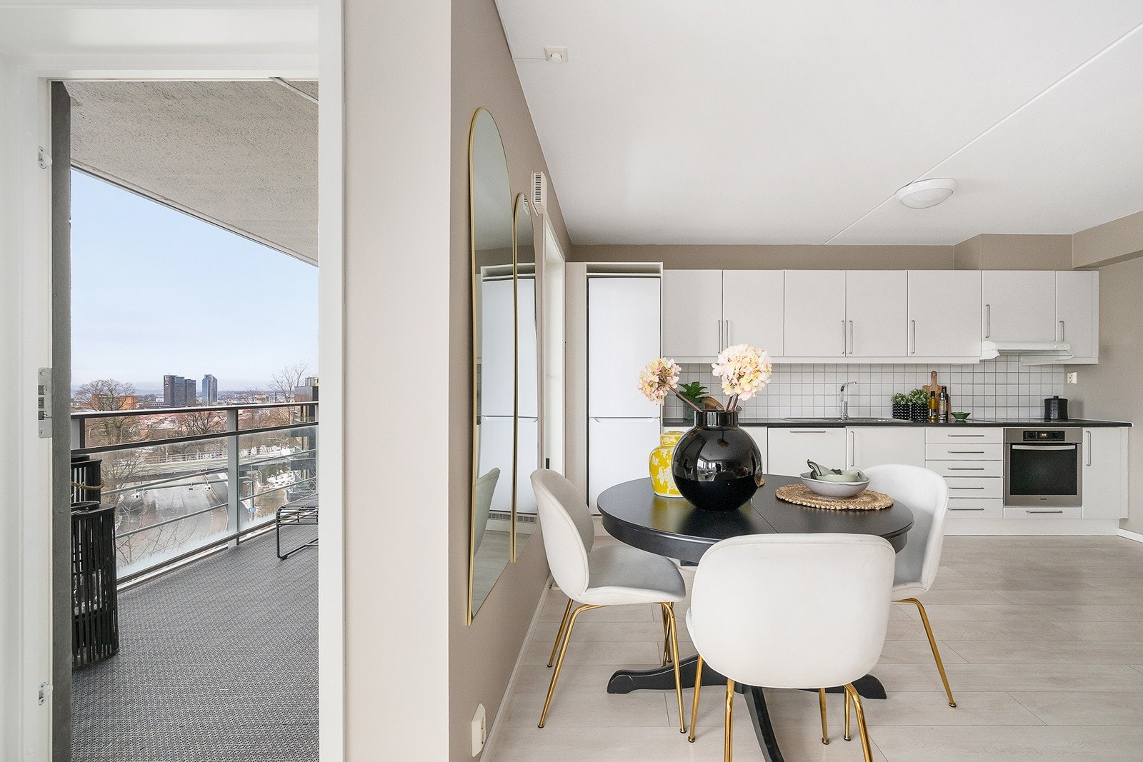 Stue med adkomst til stor balkong Galleribilde