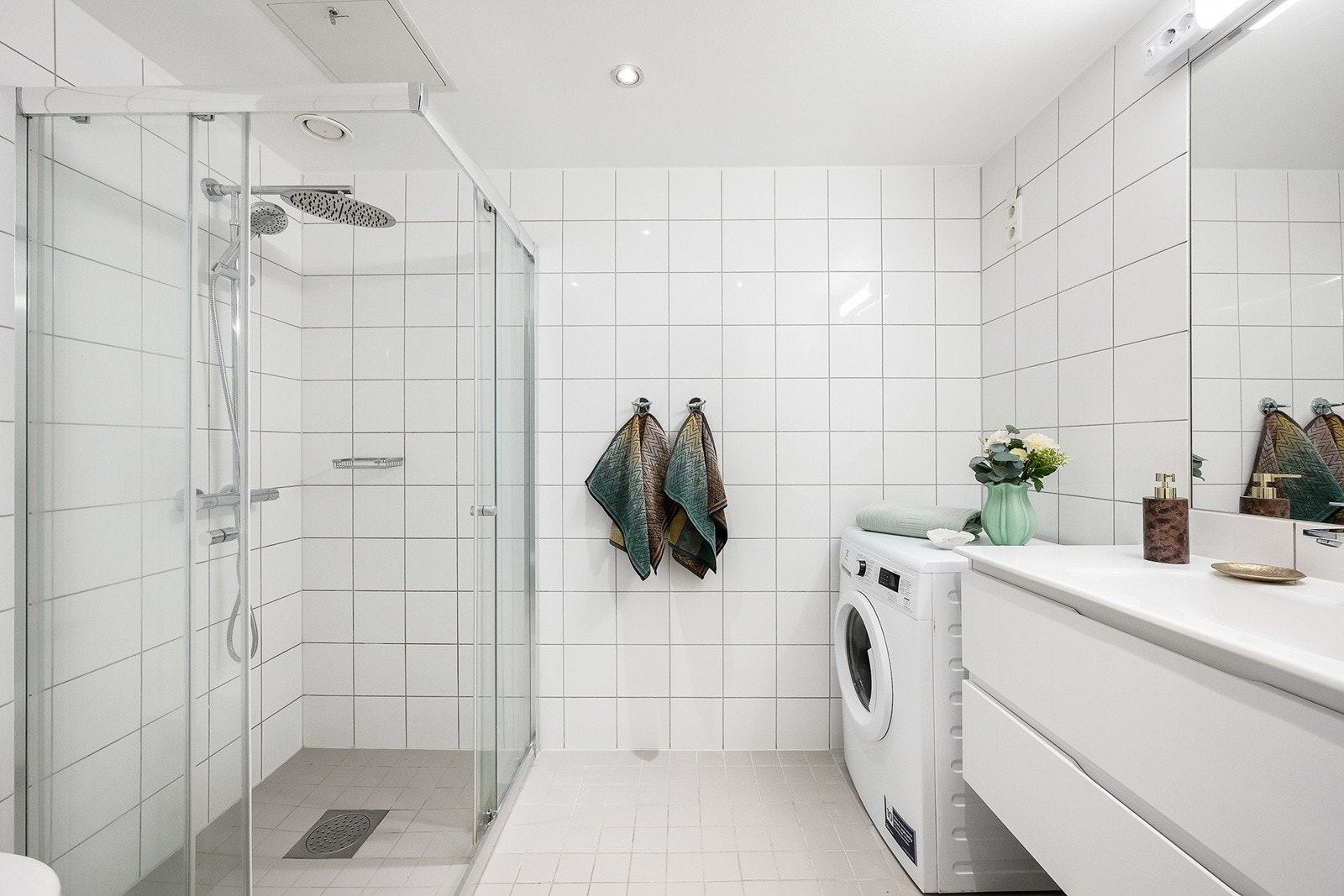 Romslig bad med gulvvarme og downlights Galleribilde