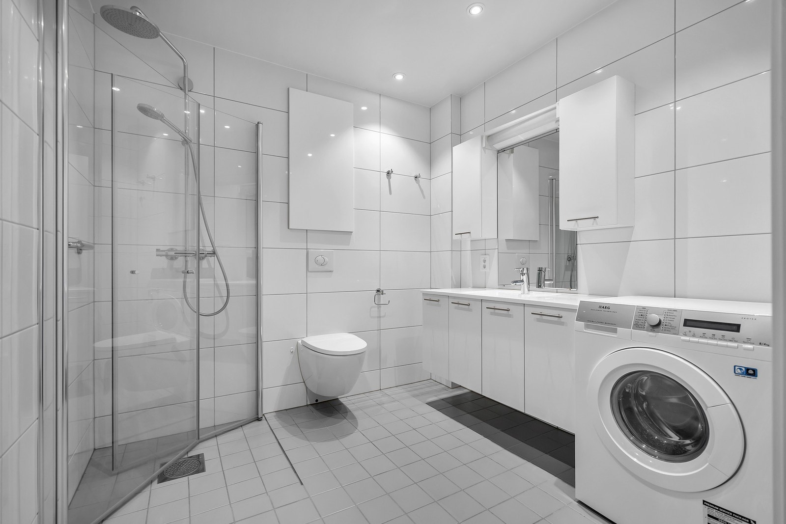 - Moderne og flislagt bad med praktisk opplegg for å kunne ha vaskemaskin - Galleribilde