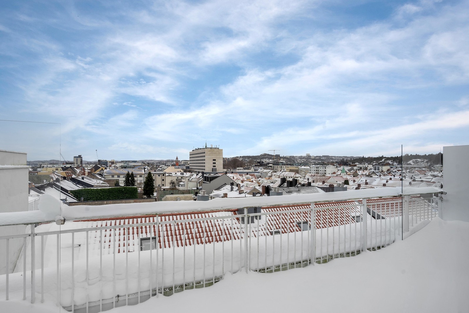 - Stor, privat veranda | Ellers har man også tilgang til felles takterrasser også - Galleribilde