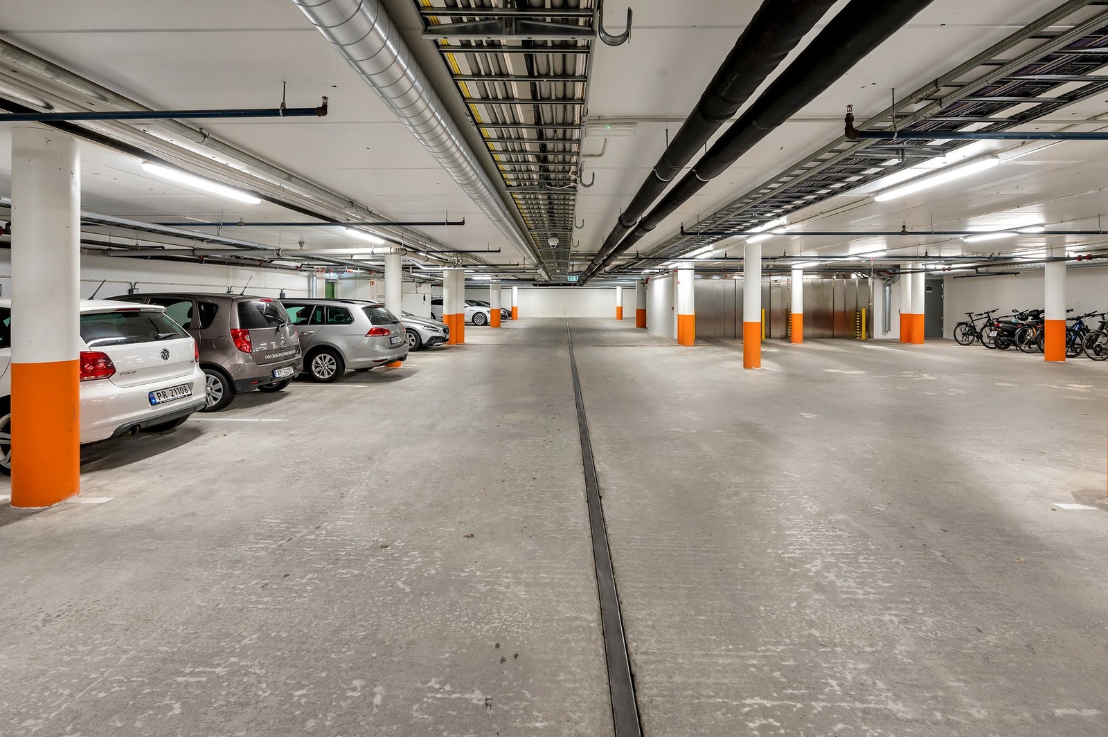 - Stor parkeringskjeller | Av og til er det mulighet for både kjøp og leie av p-plass | Man kan også parkerer sykler i kjelleren - Galleribilde