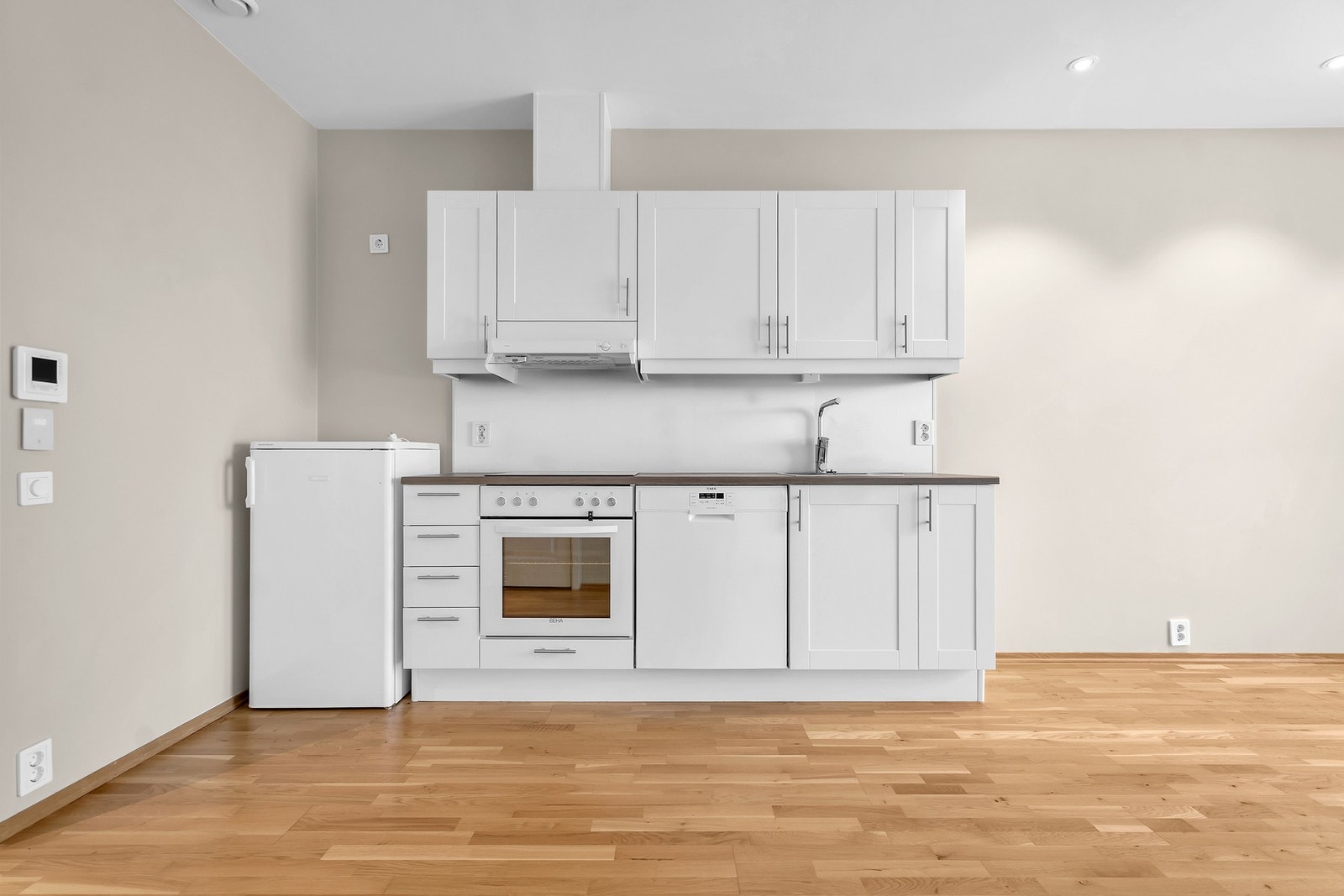 - Pent kjøkken med integrerte hvitevarer Galleribilde