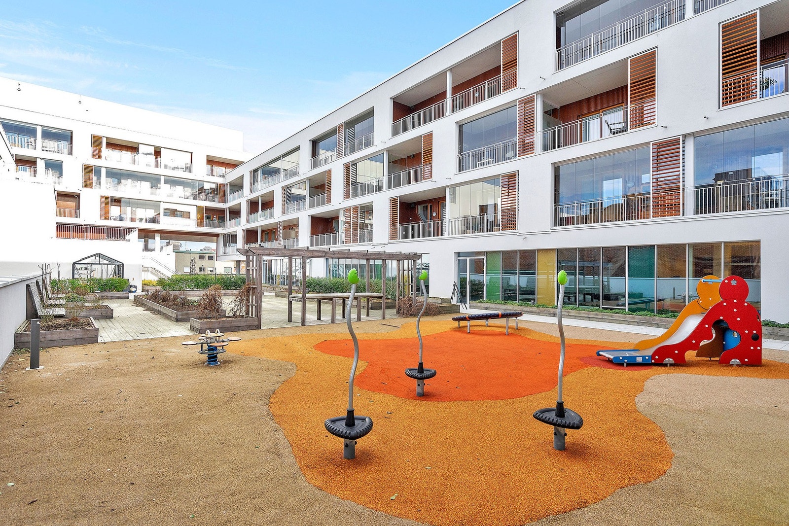 - Her er det også lekeplass for de minste | Perfekt om man for eks har barn, eller har besøk av barnebarn - Galleribilde