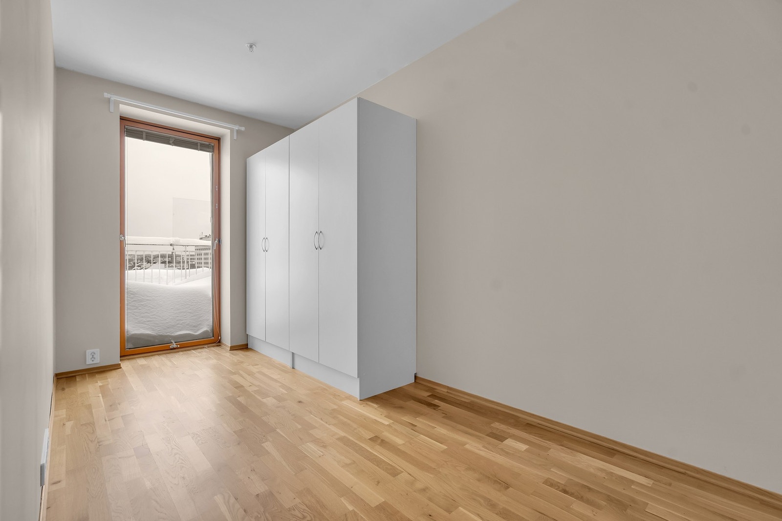 - Leiligheten har et soverom | Plass til garderobeskap | Direkte utgang til verandaen herfra også - Galleribilde