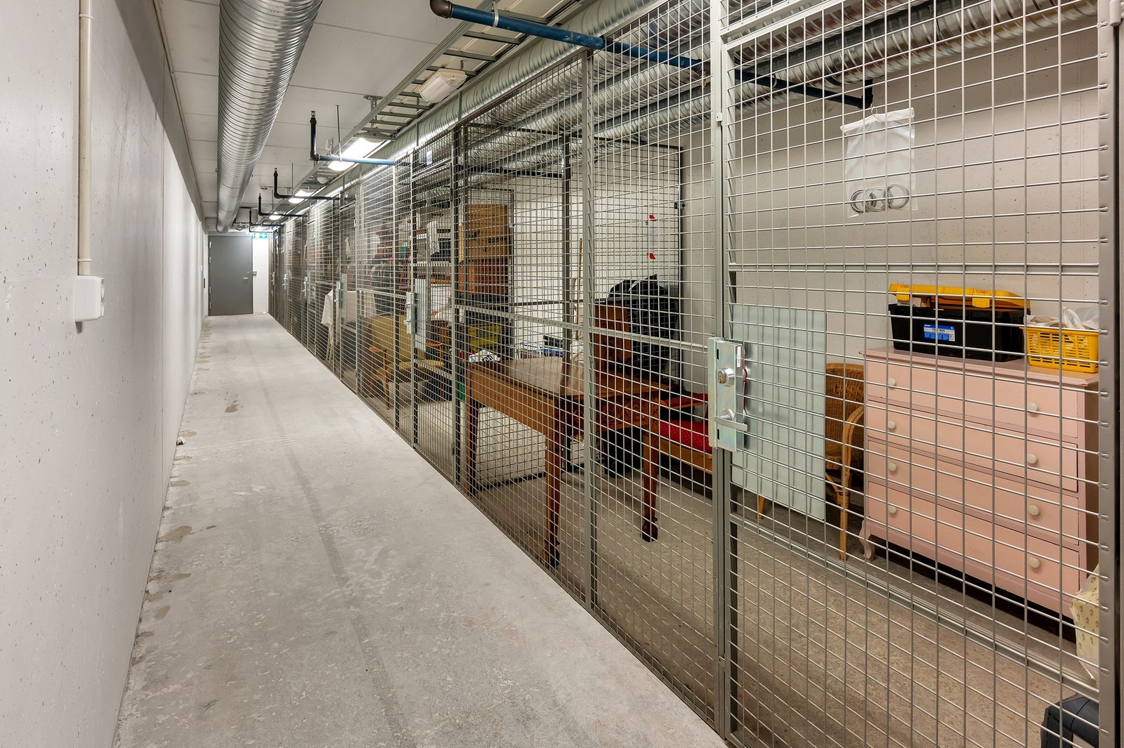 - Stor og romslig bod i kjeller (ikke avbildet av boden som medfølger) - Galleribilde