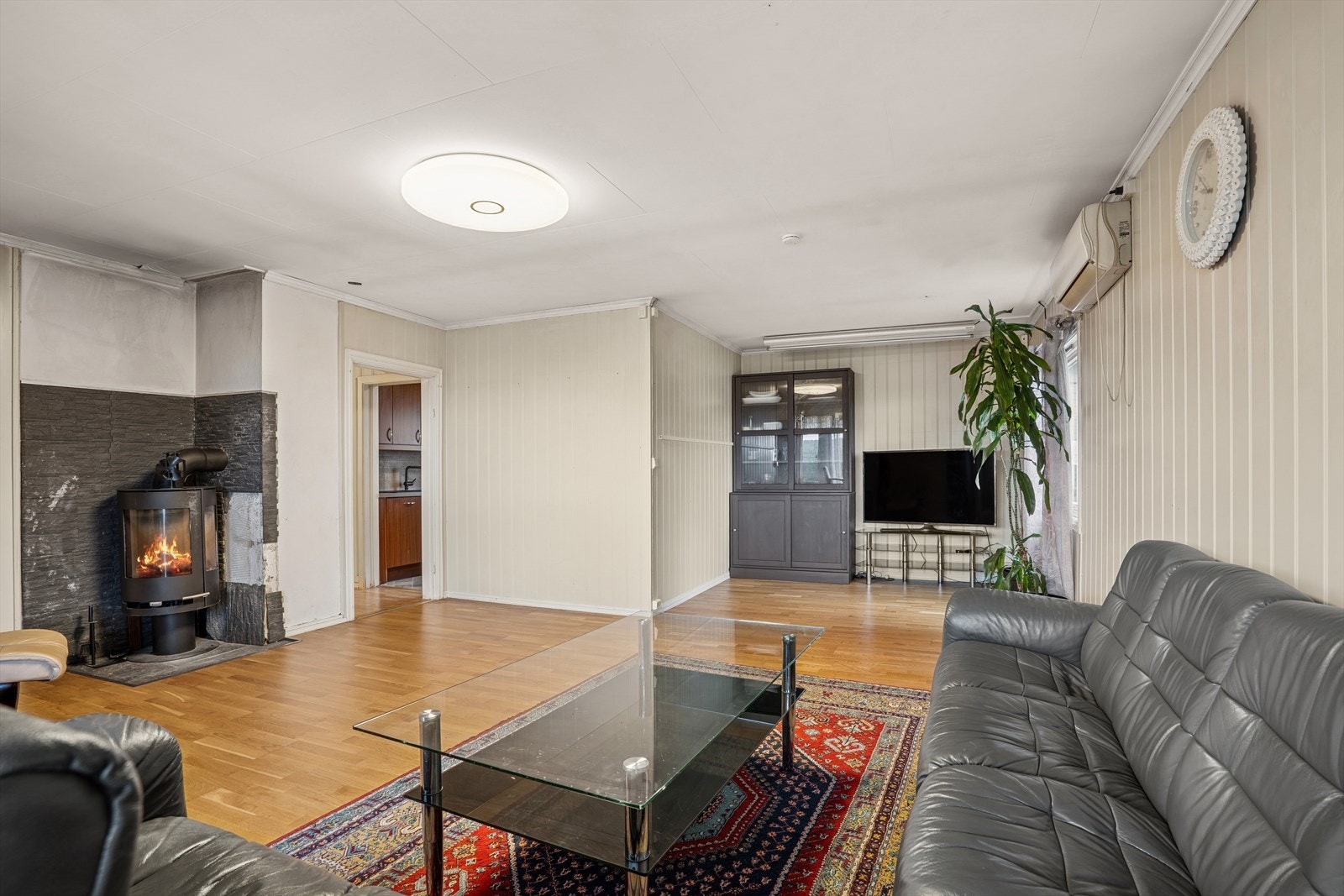 Romslig stue med utgang til terrasse med utsikt. Galleribilde