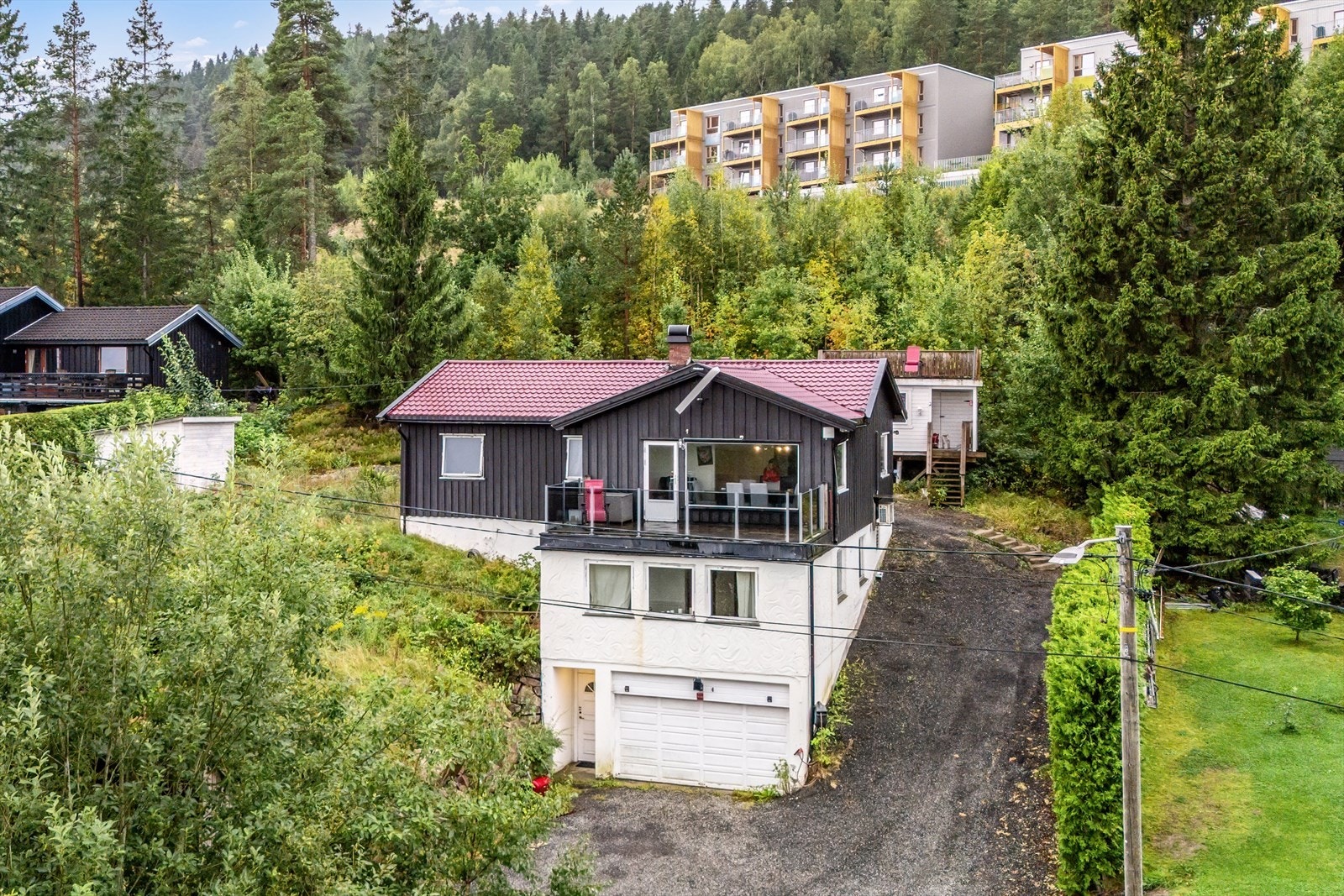 Boligen ligger tett på marka, med nærhet til skoler, barnehager, offentlig kommunikasjon og gode servicetilbud. Galleribilde