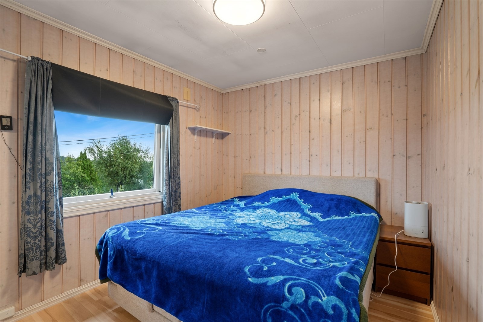 Det er totalt 3 soverom i hoveddelen. Galleribilde