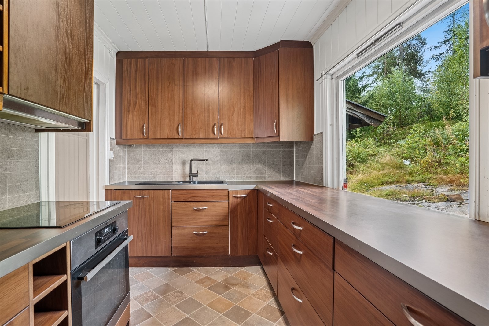 Pent kjøkken med slett innredning, og gode oppbevaringsmuligheter. Galleribilde