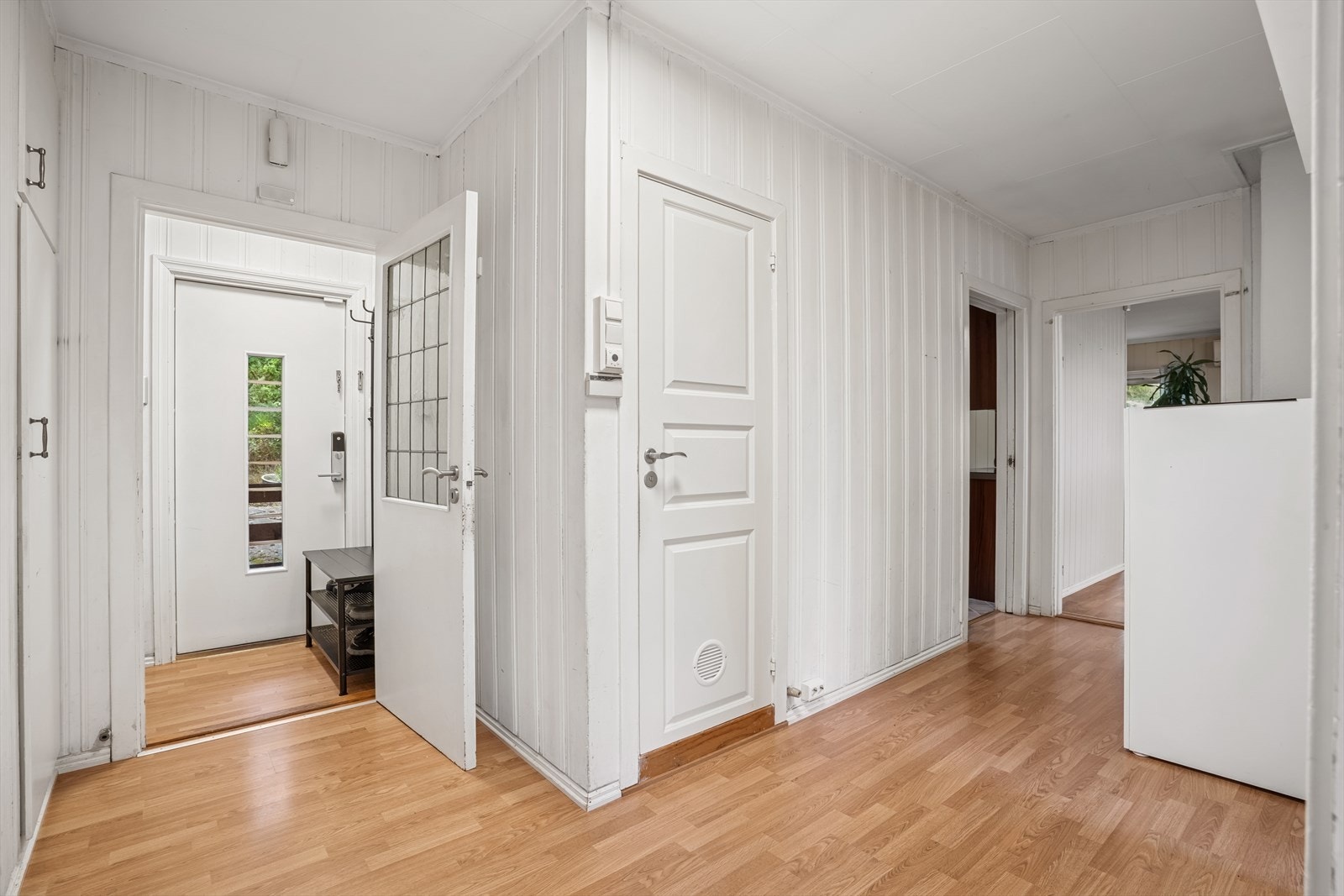 Romslig entrè med god plass til skostativ og til å henge fra seg. Galleribilde