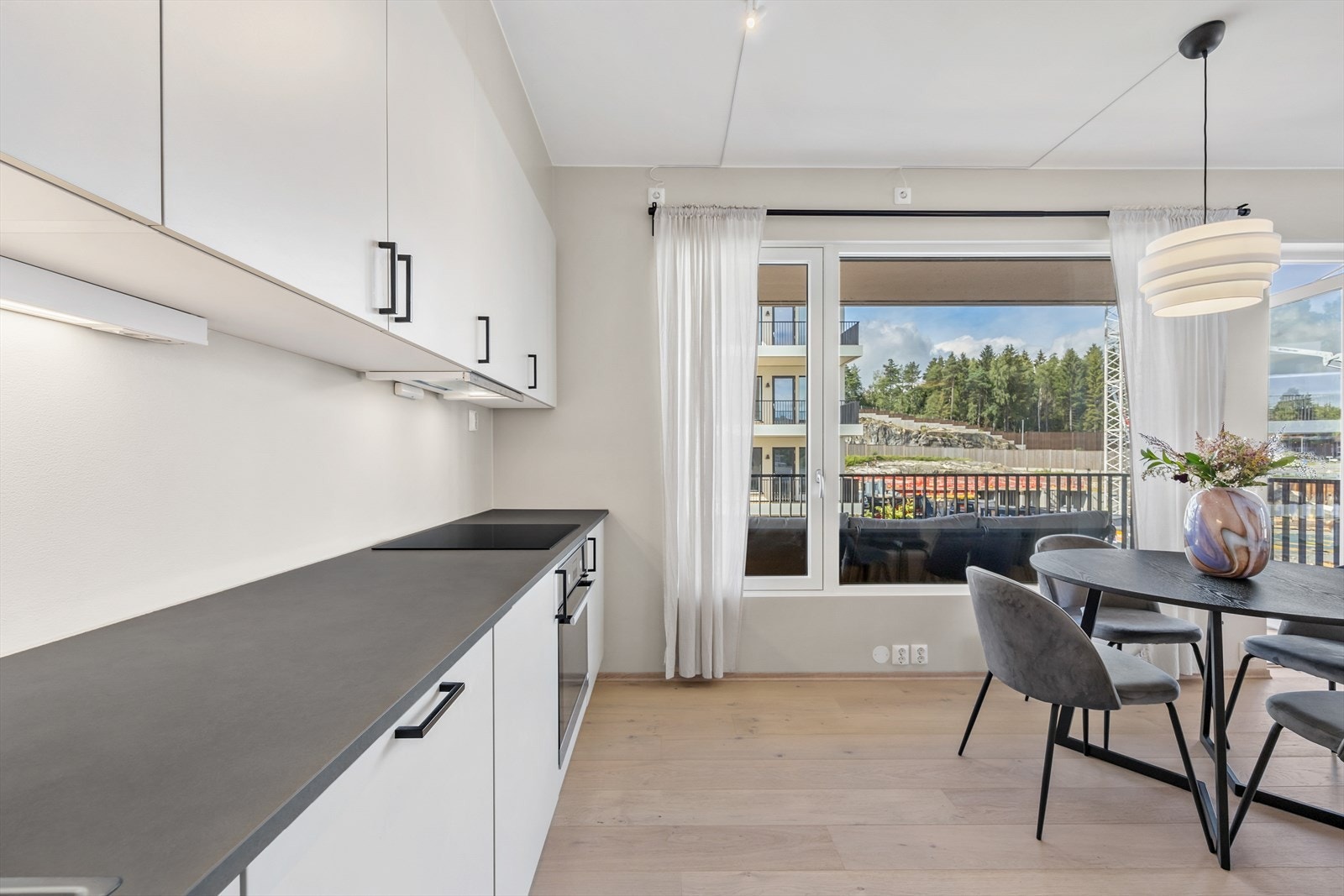 Benkeplaten i laminat er slitesterk og enkel å vedlikeholde. Galleribilde