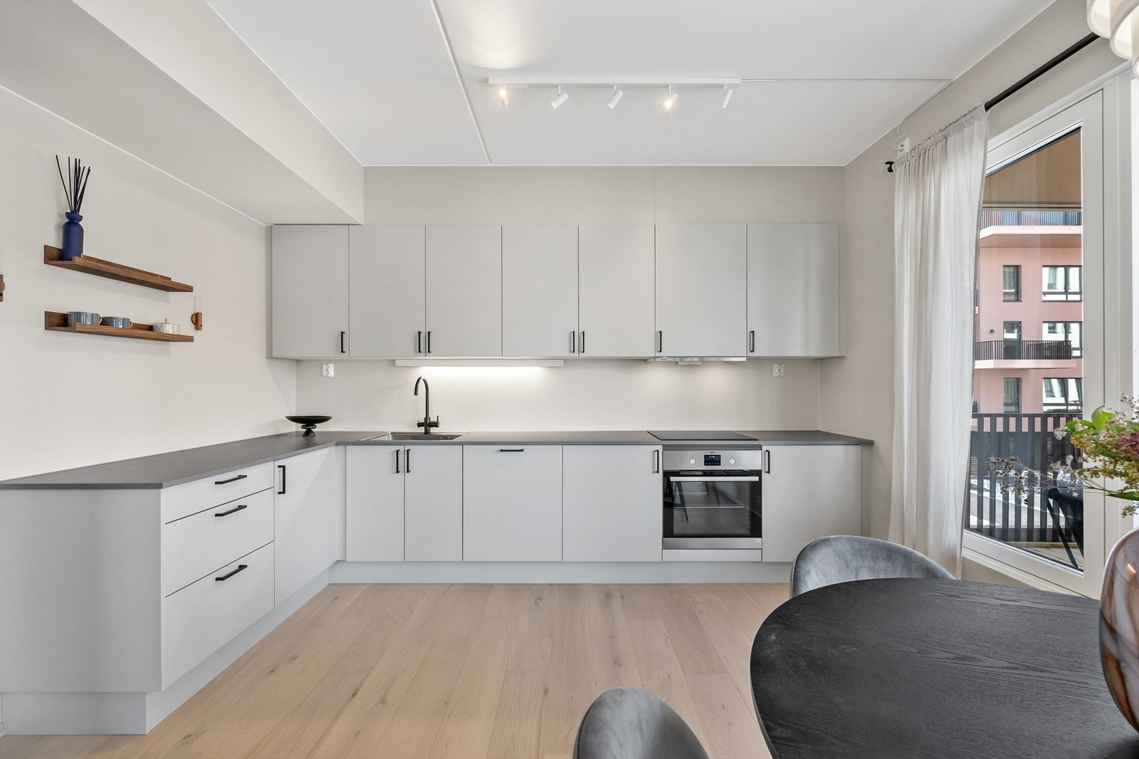 Kjøkkenet er fullt utstyrt med integrerte hvitevarer som platetopp, komfyr og oppvaskmaskin. Galleribilde