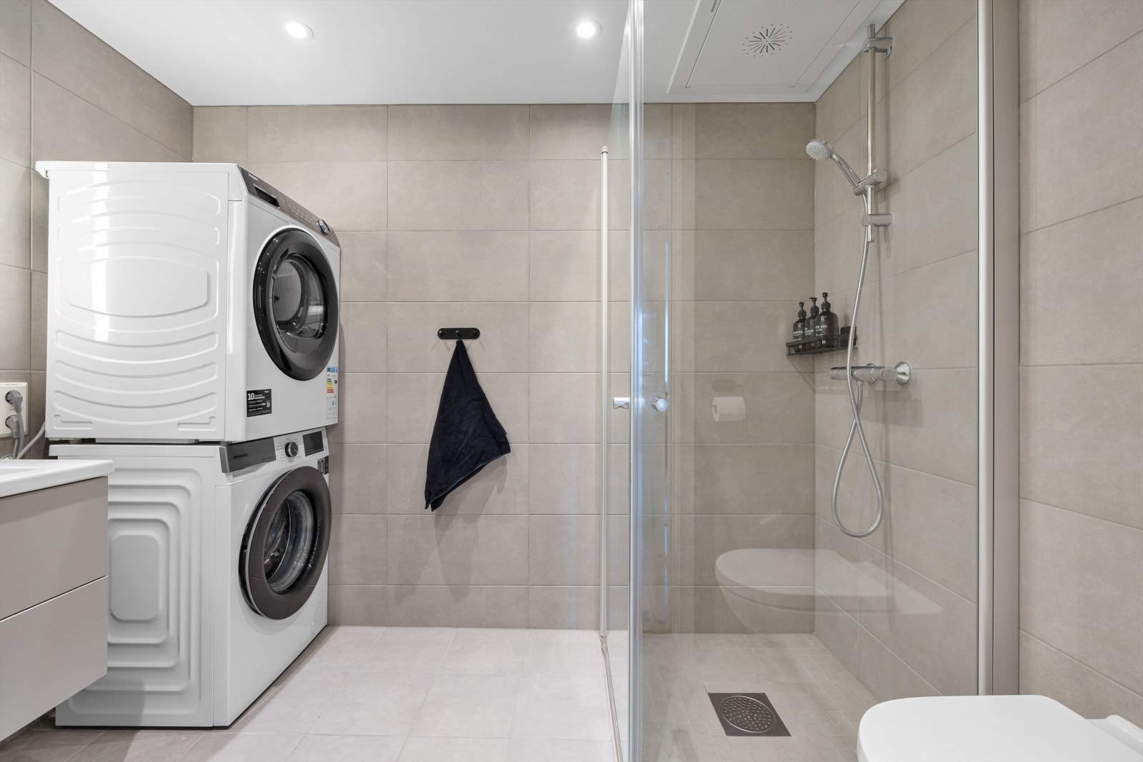 Delikat, flislagt bad fra 2024 med elektrisk gulvvarme for ekstra komfort. Galleribilde