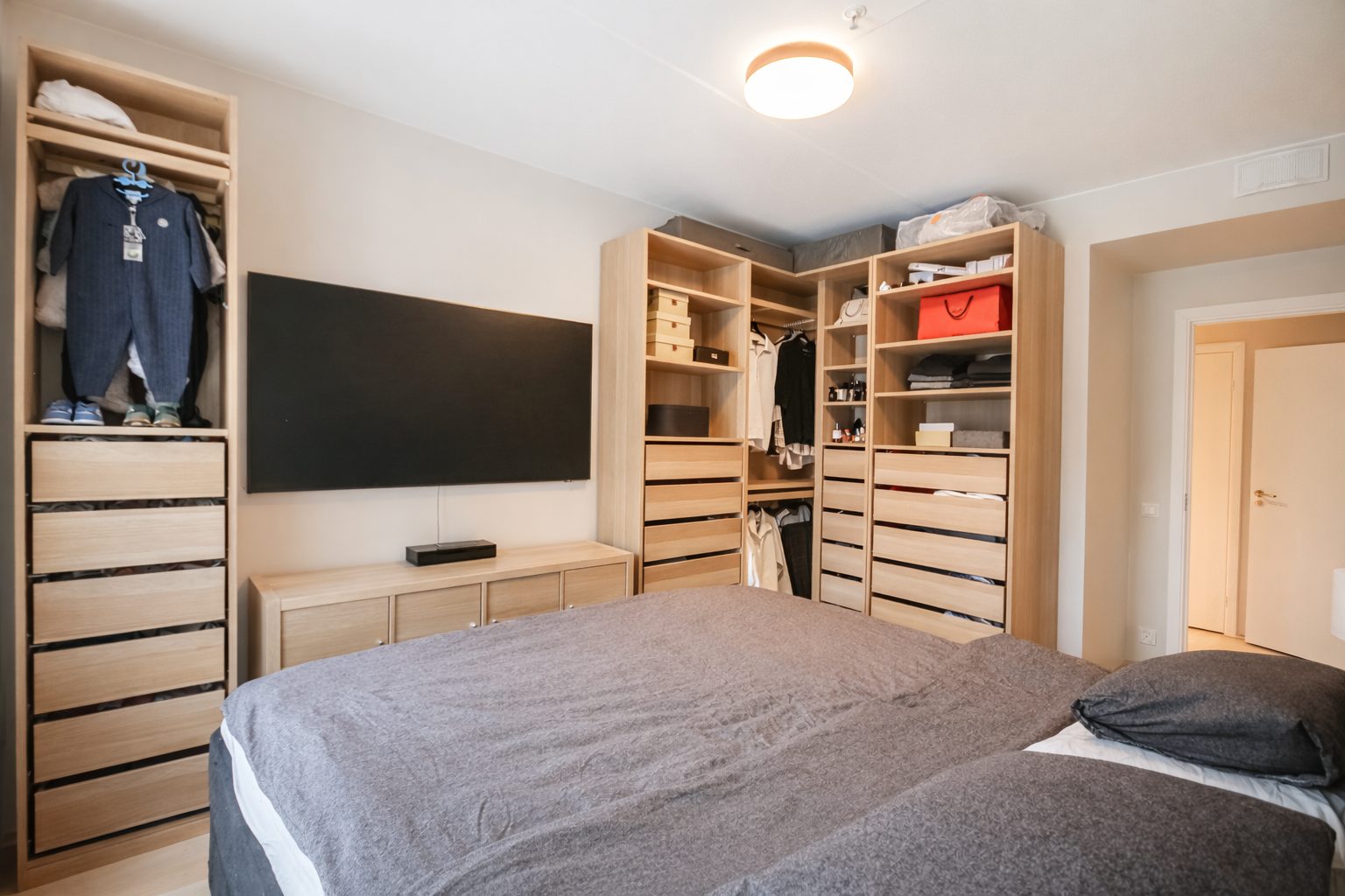 Soverommet har god plass til både seng og oppbevaringsmøbler. Galleribilde