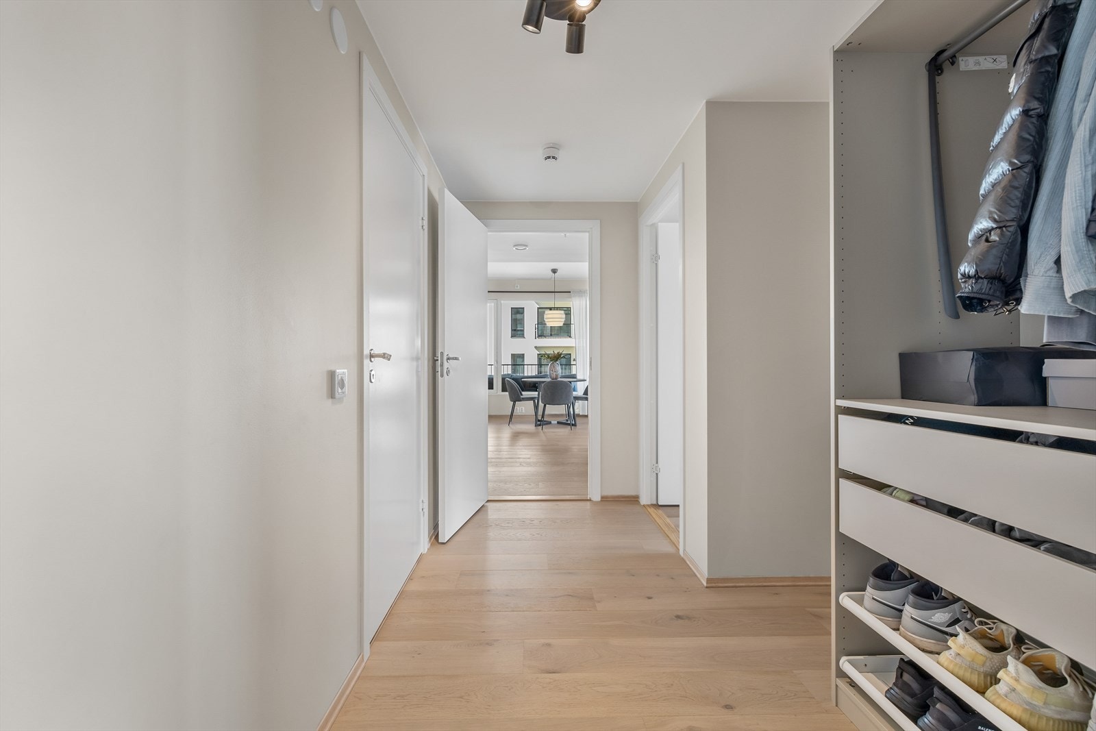 Gjennomgående parkett og slette overflater skaper et helhetlig og moderne uttrykk. Galleribilde