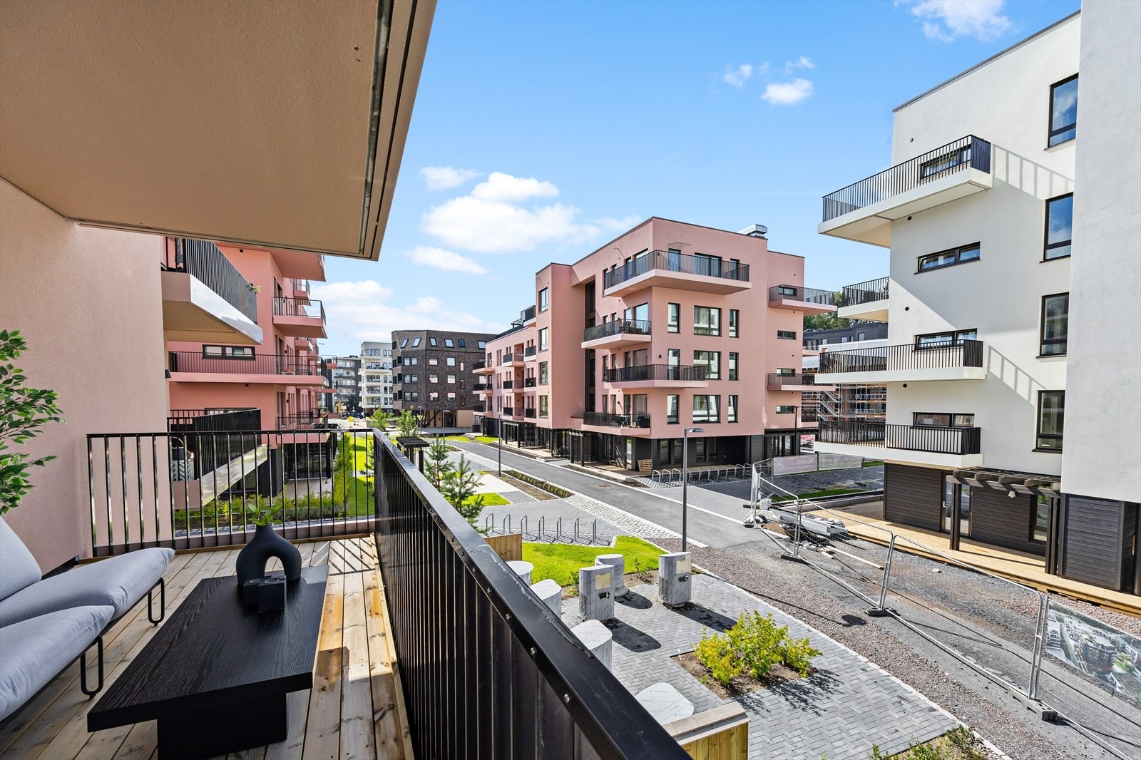 Fra balkongen er det utsyn over fellesarealene. Galleribilde