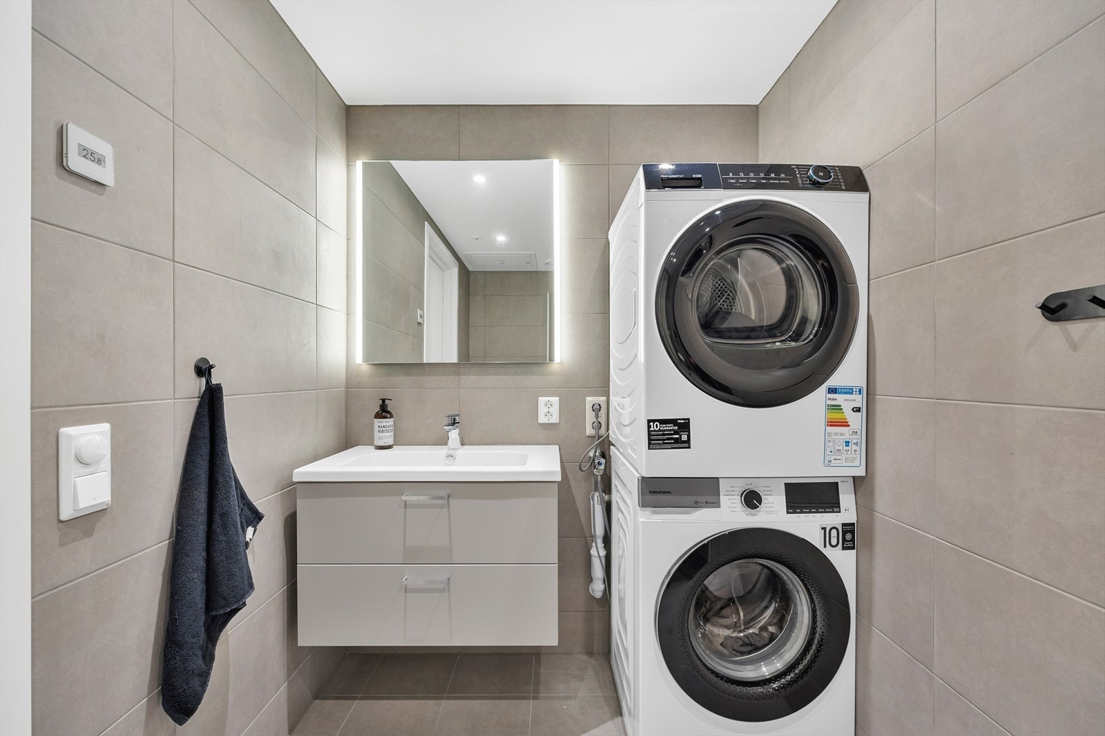 Praktisk opplegg for vaskemaskin og tørketrommel. Galleribilde