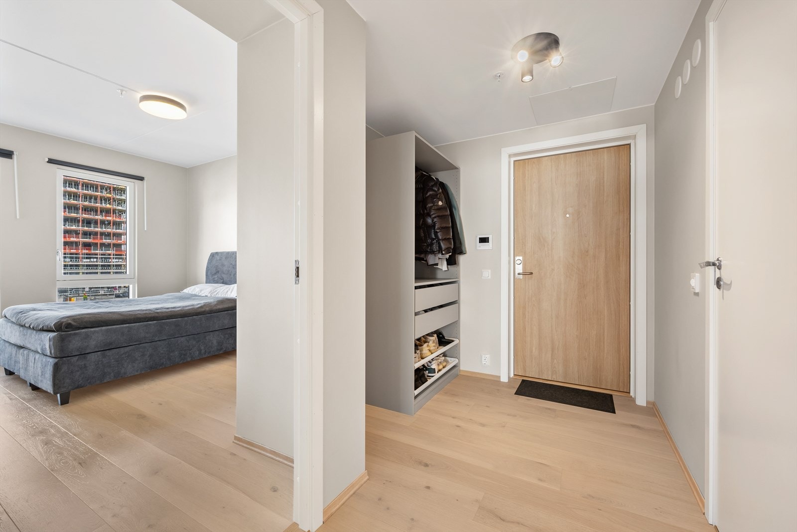 Fra entreen er det direkte tilgang til bad, ett soverom og leilighetens sosiale sone. Galleribilde