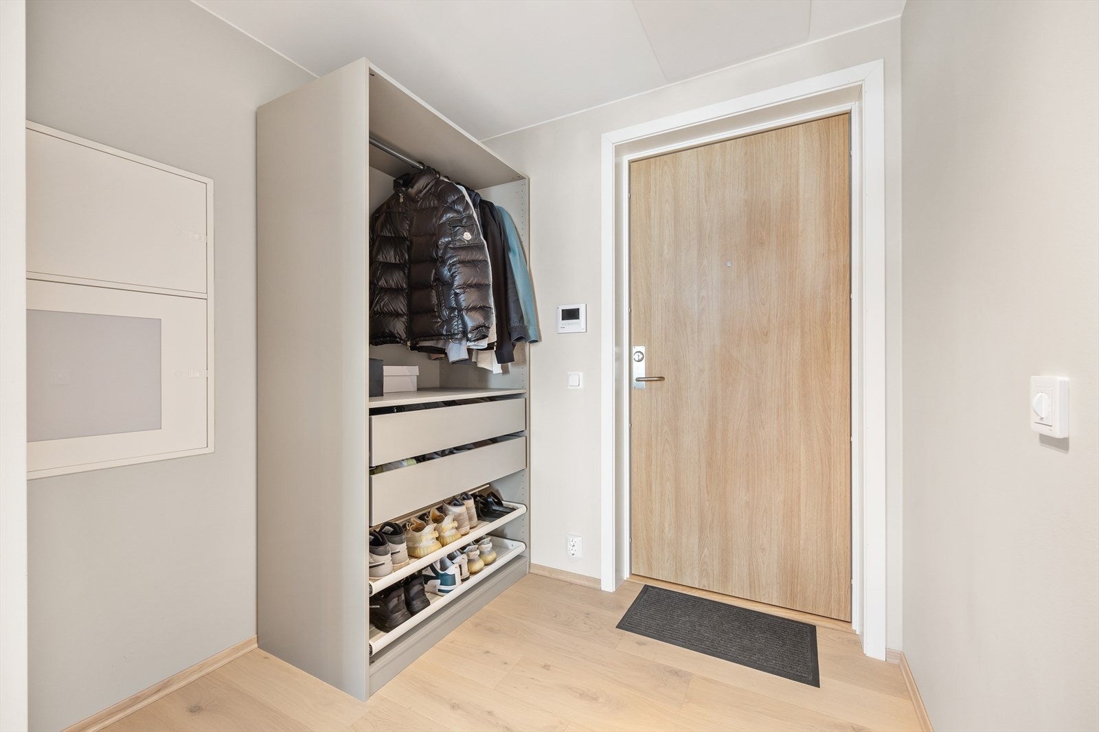 Innbydende entré med plass til oppbevaring. Heisadkomst direkte til etasjen. Galleribilde