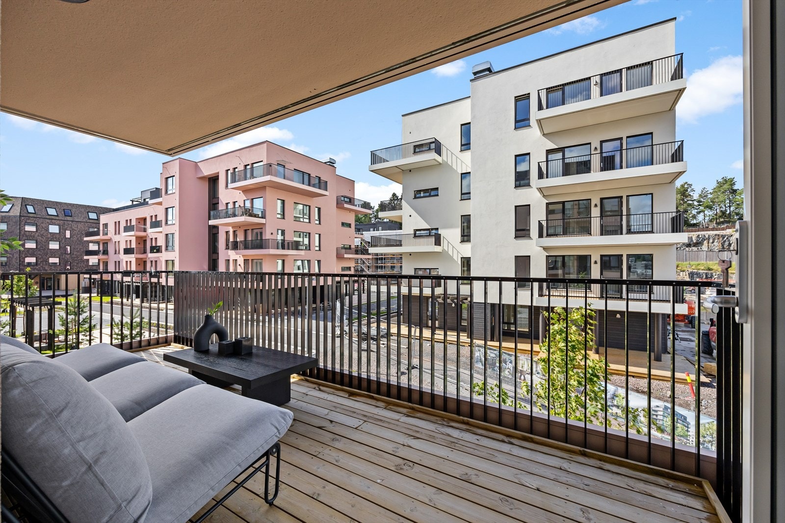 Balkongen har støpt dekke med terrassebord og rekkverk i stål. Galleribilde