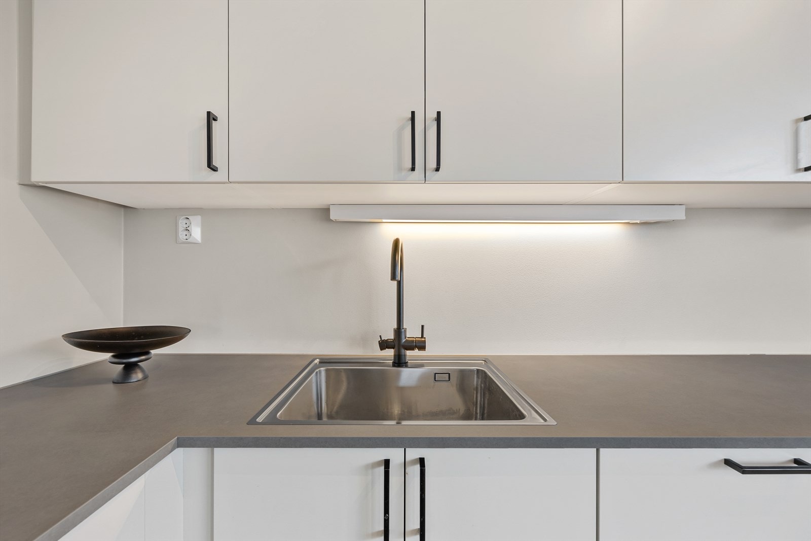 God arbeidsbelysning over kjøkkenbenken. Galleribilde