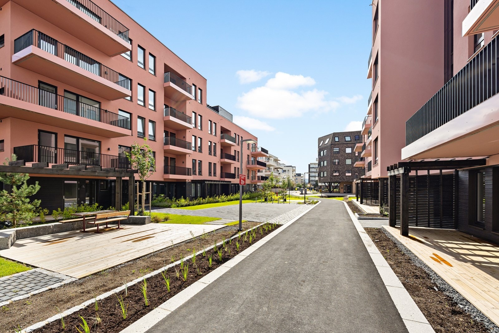 Uteområdene er pent opparbeidet med gangveier og grøntarealer. Galleribilde