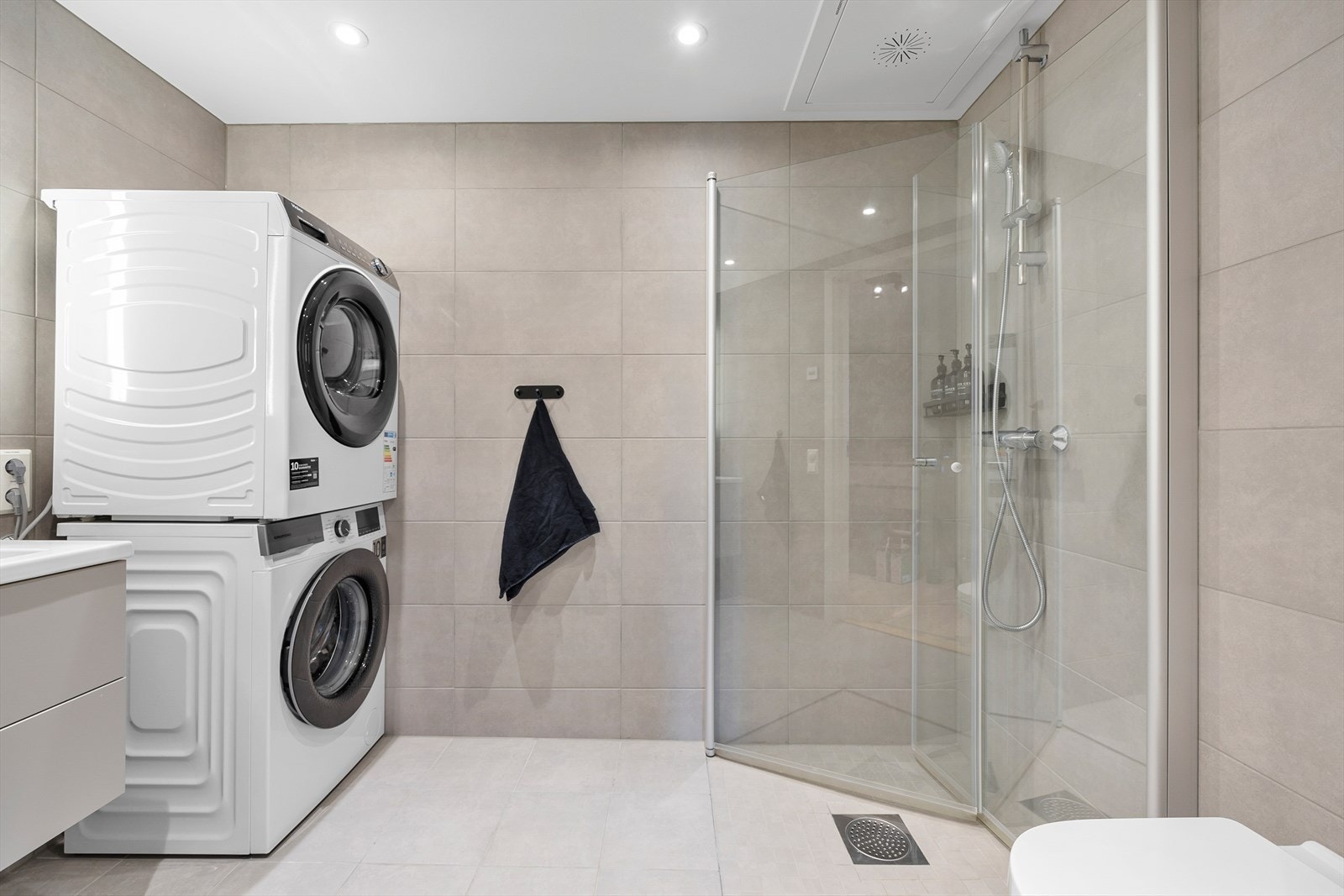 Badet er utstyrt med dusjhjørne med svingbare glassdører. Galleribilde