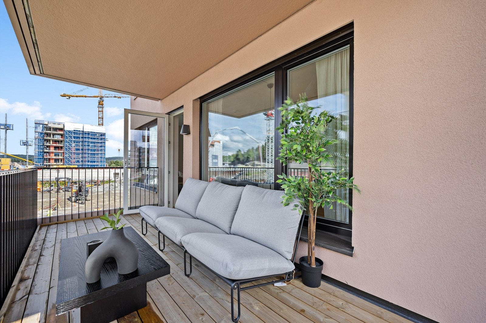 Uteplassen har god plass til en sittegruppe. Galleribilde