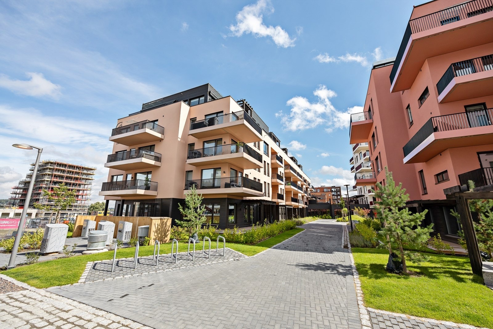 Bygget er fra 2024 og har en moderne fasade med murpuss. Galleribilde