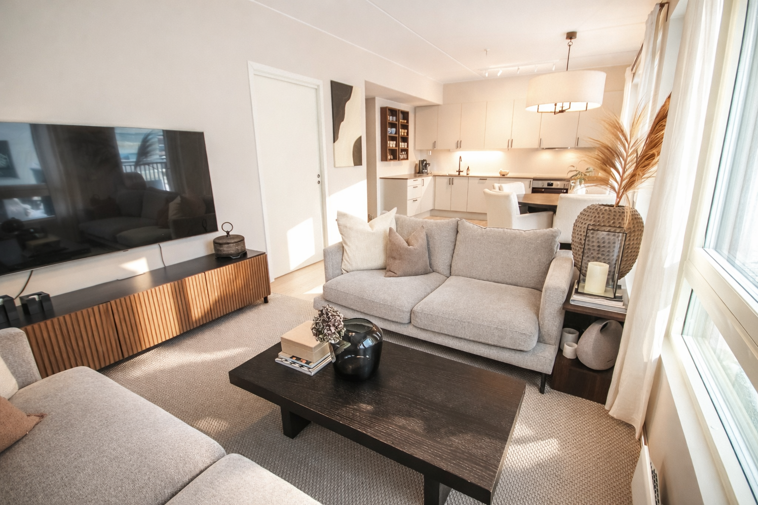 Stuen er enkel å møblere med plass til både sofagruppe og TV-seksjon. Galleribilde