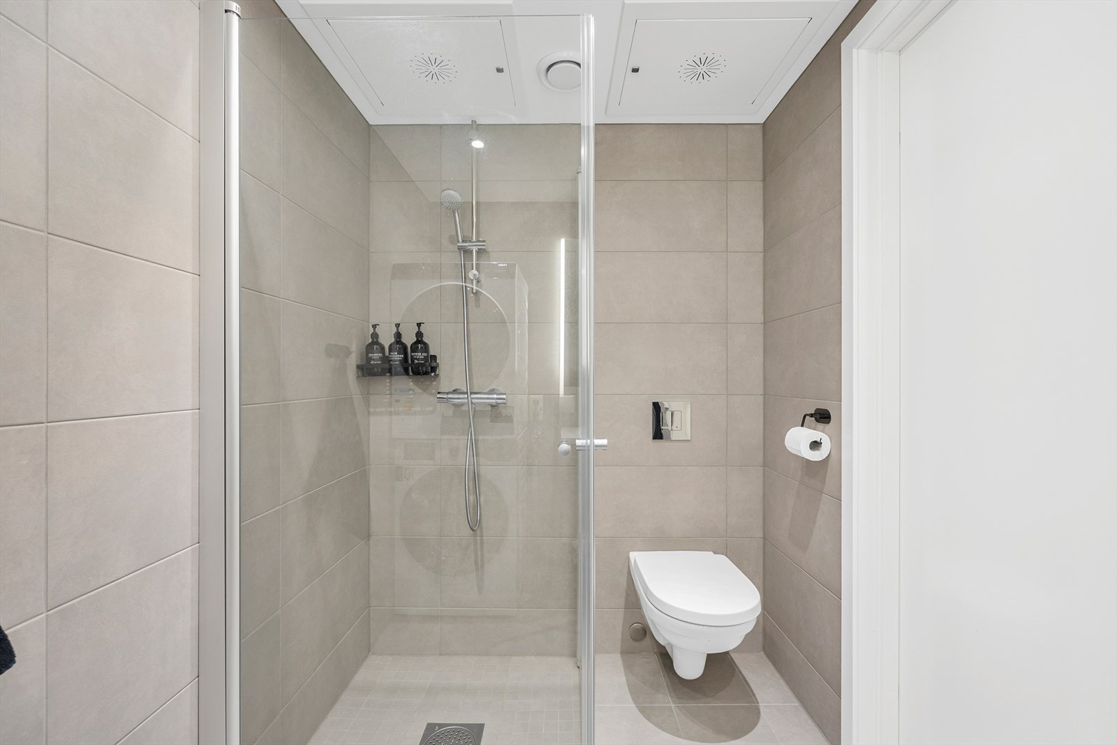 Rommet har vegghengt toalett for enklere renhold og downlights i himlingen. Galleribilde