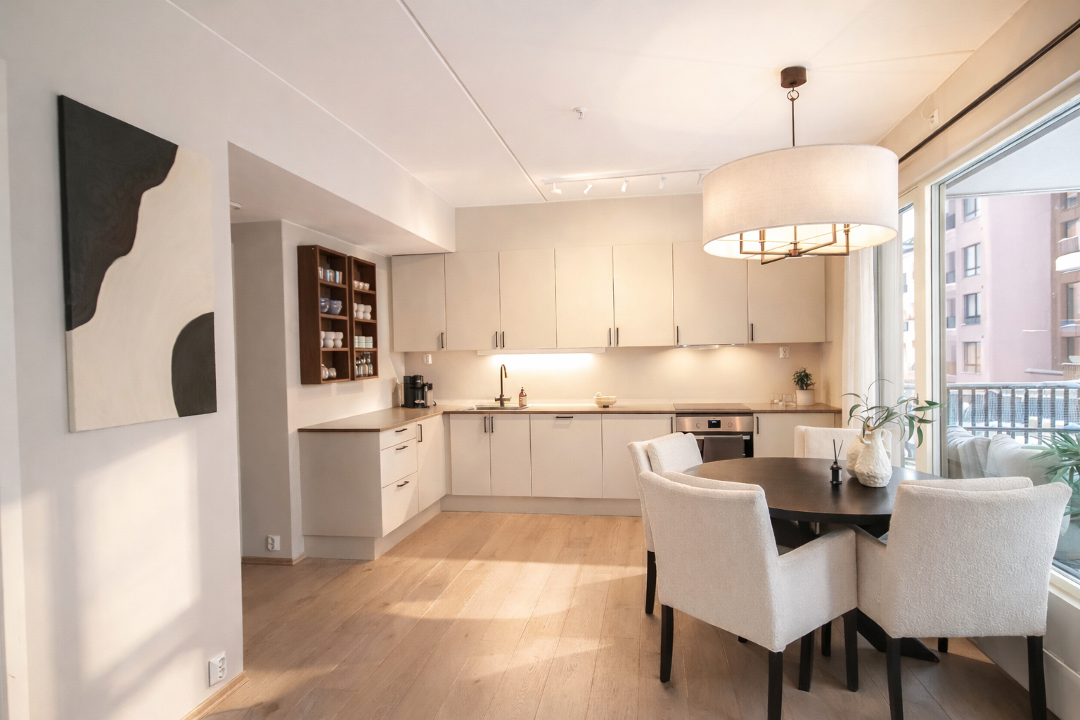 Et helhetlig uttrykk med gjennomgående gulv og lyse veggflater. Galleribilde