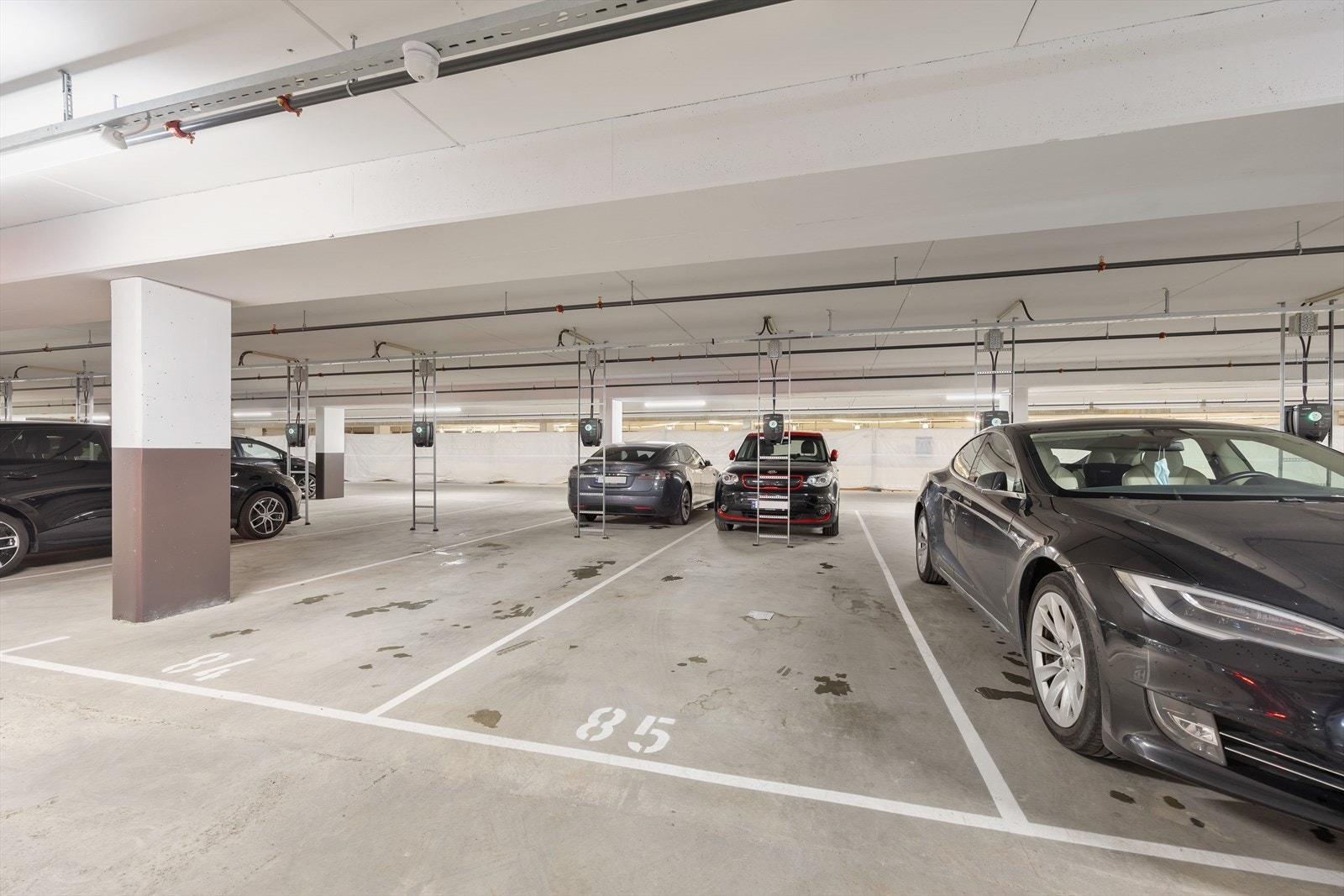 Det medfølger egen garasjeplass med elbillader i felles anlegg. Galleribilde