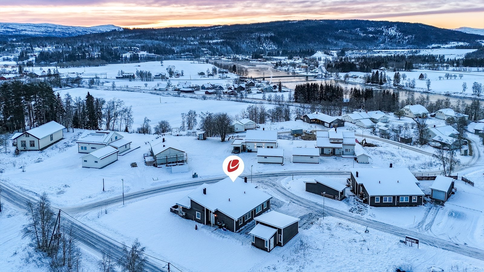 Eiendommen ligger ca. 1,7 km fra Røssvoll og om lag 14,4 km fra Mo i Rana sentrum. Galleribilde