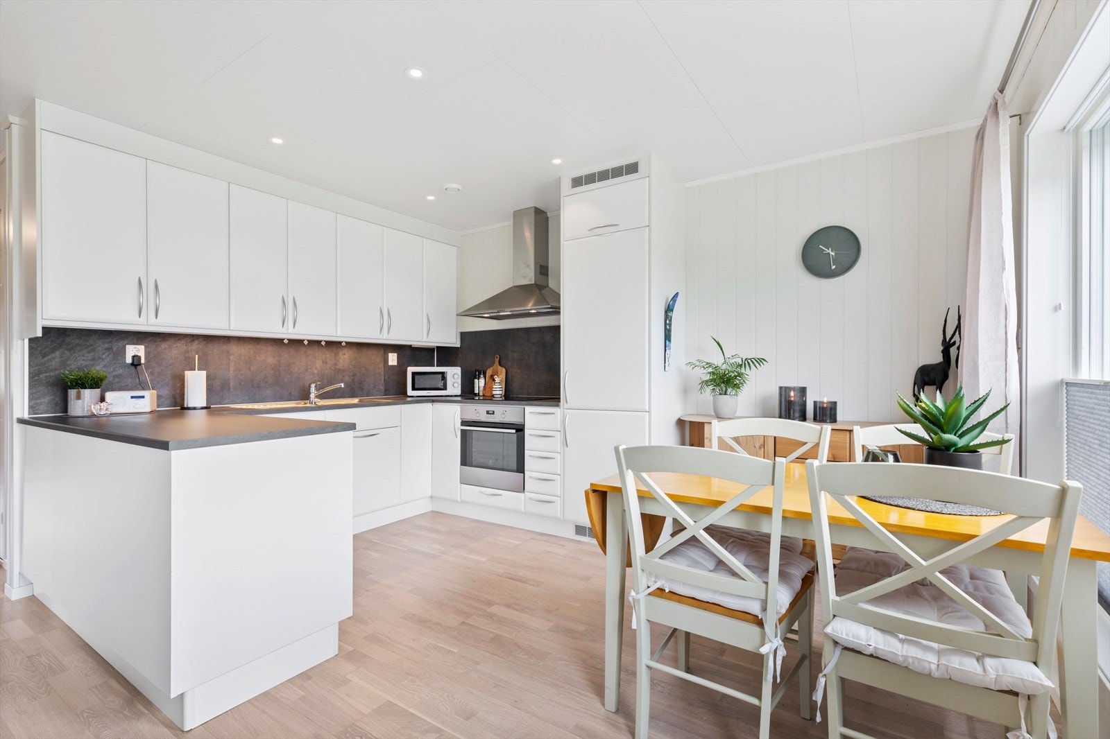 Kjøkkenet har integrerte hvitevarer og god benkeplass. Downlights i himling med dimming. Galleribilde