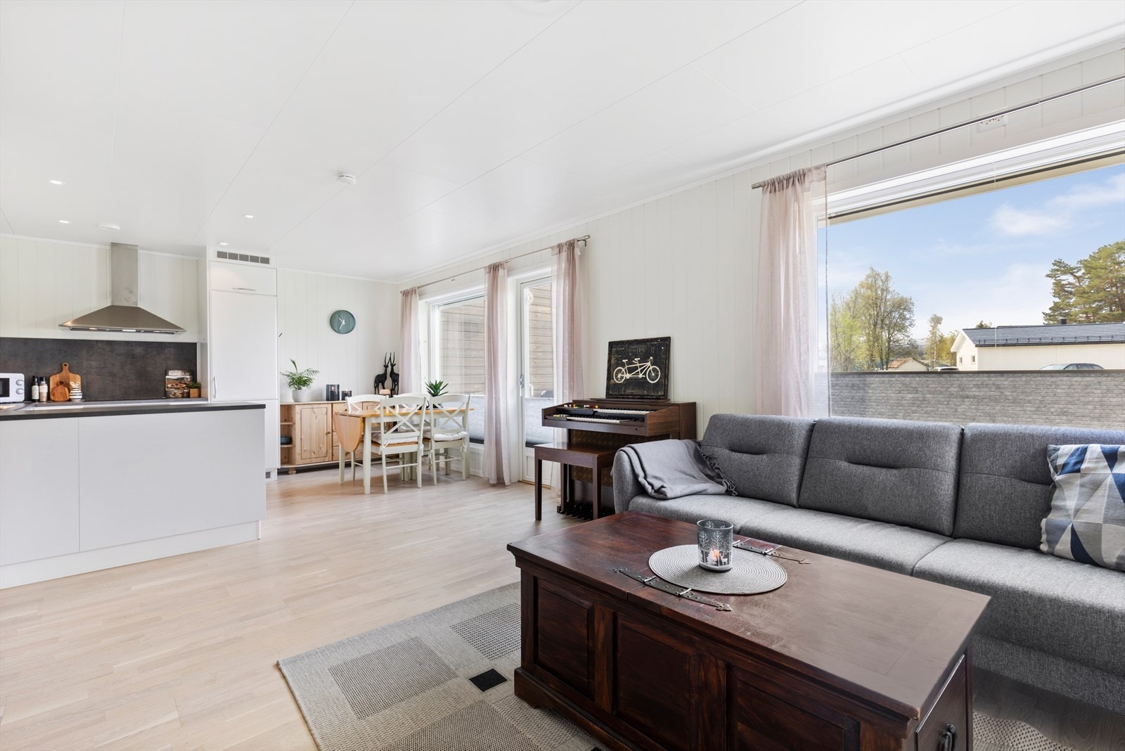 Åpen løsning mellom stue og kjøkkenet gir en svært god romfølelse. Galleribilde