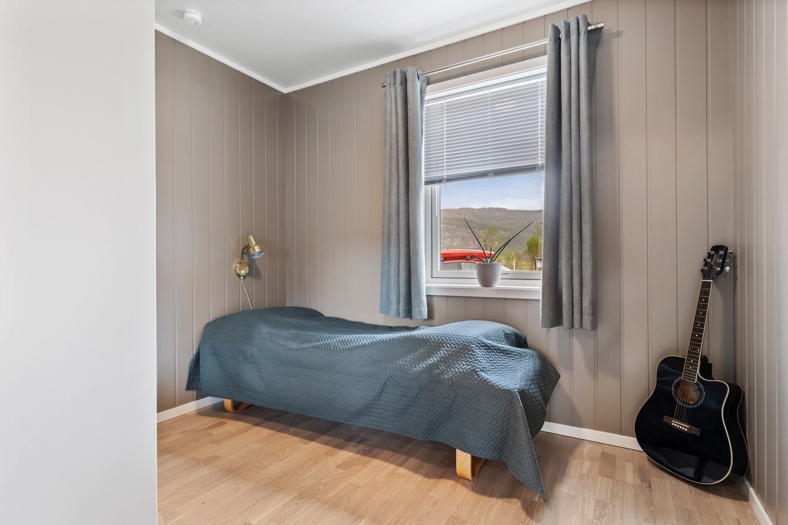 Leilighetens andre soverom er perfekt som barnerom, hobbyrom, gjesterom eller kontor. Galleribilde