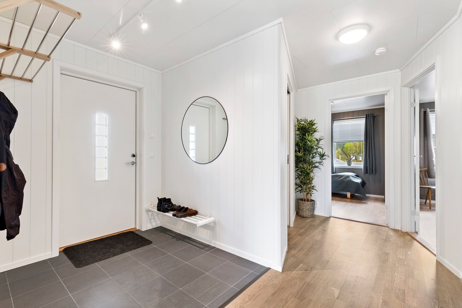 Mot yttergang, hall og mot soverom. Lysskinne i yttergang. Galleribilde