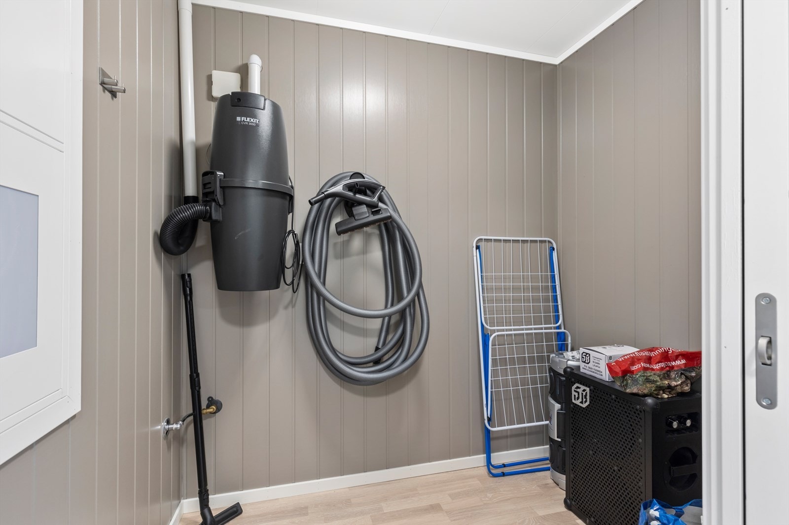 Meget praktisk bodrom i boligen som også fungerer som teknisk rom. Galleribilde