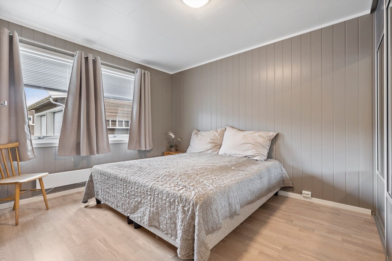 Soverom 1 er romslig av størrelse og har skyvedørsgarderobe. Galleribilde