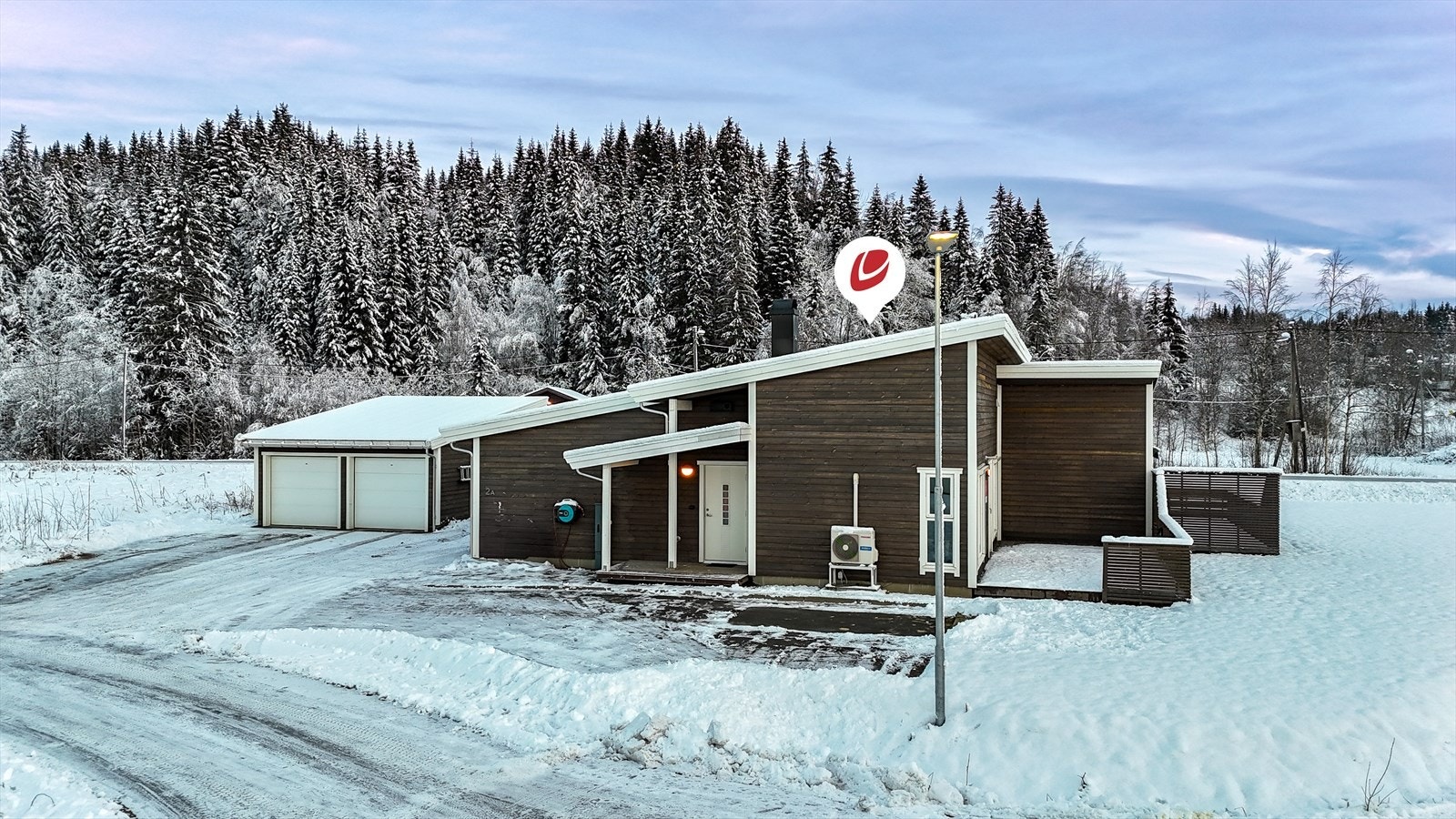 Uttak for hageslange ved inngangsdør - Stor terrasse med levegg - Nabo bolig har inngang på motsatt side av bygget Galleribilde