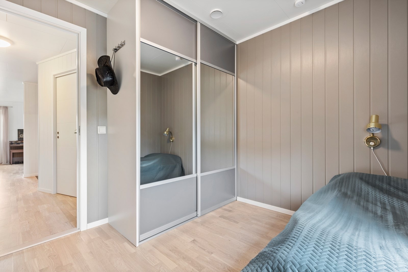 Også her har man god plass i skyvedørsgarderoben. Galleribilde