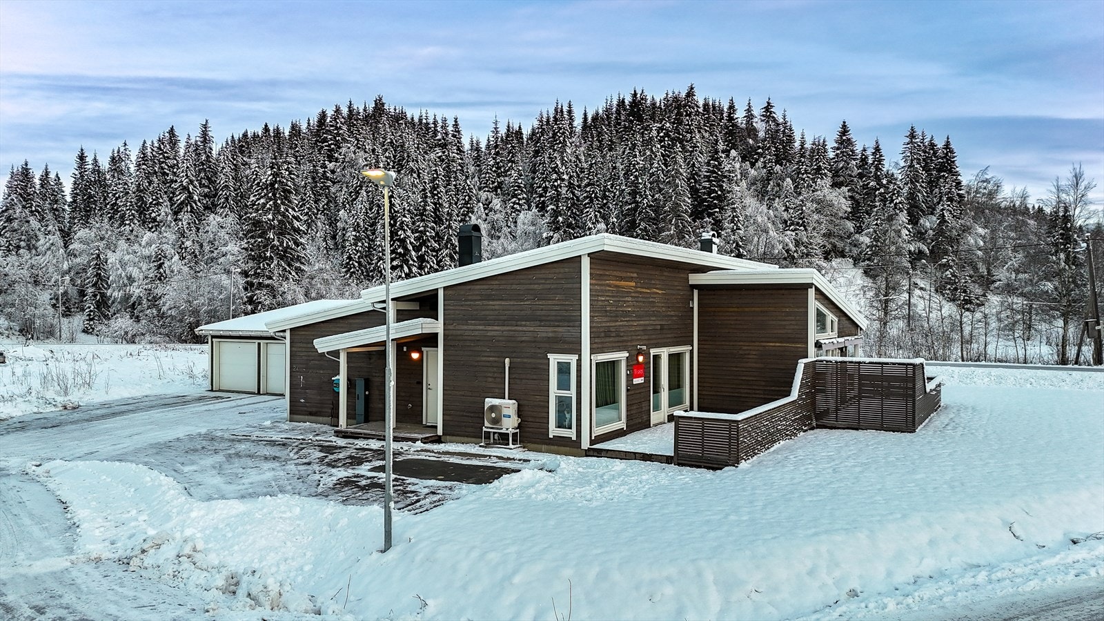 Eiendomsmegler Norge v/Eiendomsmegler MNEF Tomi Christian Johansen, presenterer her en tiltalende, nyere 1/2-part av vertikaldelt tomannsbolig. Galleribilde