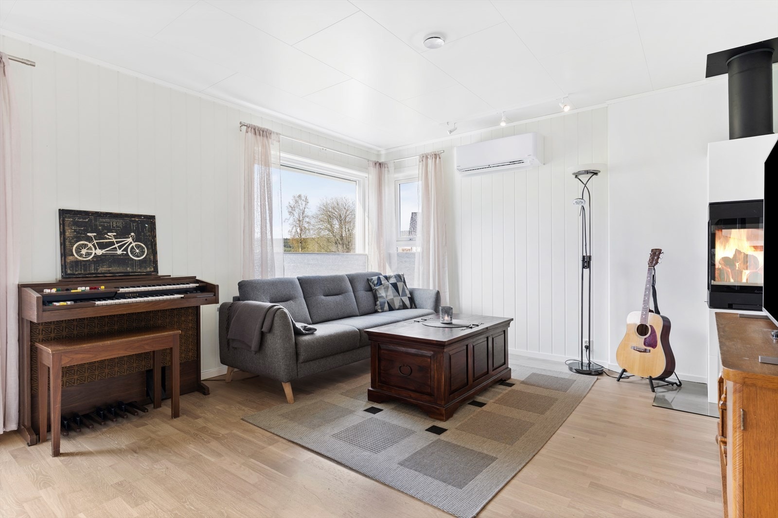 Her varmes det effektivt opp både ved hjelp av varmepumpe og en flott vedovn. Det er selvsagt også balansert ventilasjon i boligen. Galleribilde