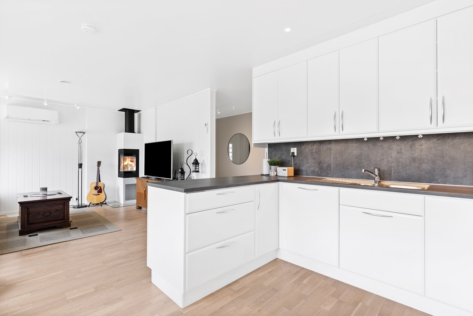 Takhøye overskap, kitchenboard over kjøkkenbenk og stor vask. Galleribilde