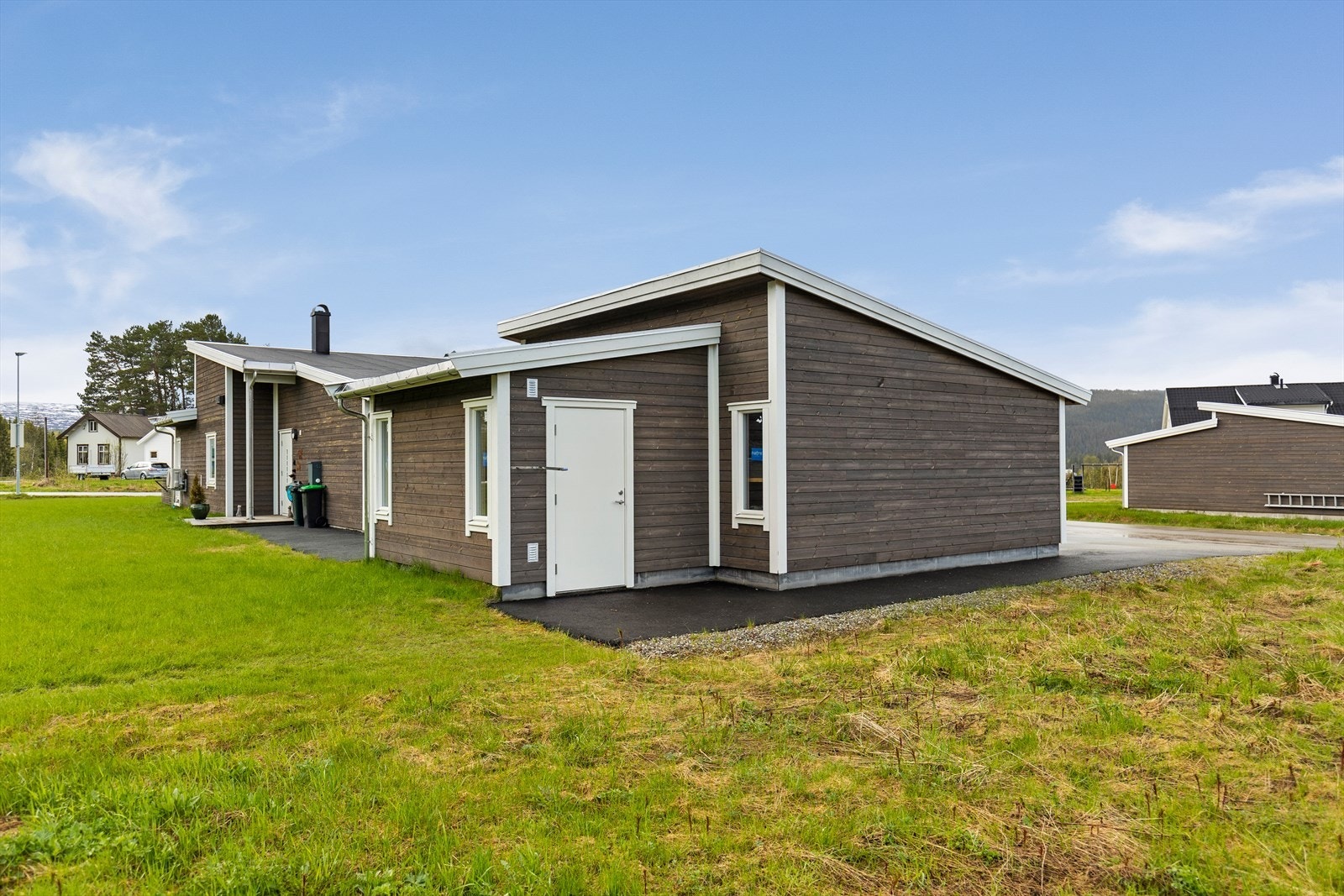 Her kan sportsboden sees i bakkant av garasjeplassen. Meget fine og ryddige utearealer. Leiligheten på motsatt side, har inngangspartiet på baksiden av bygget. Galleribilde