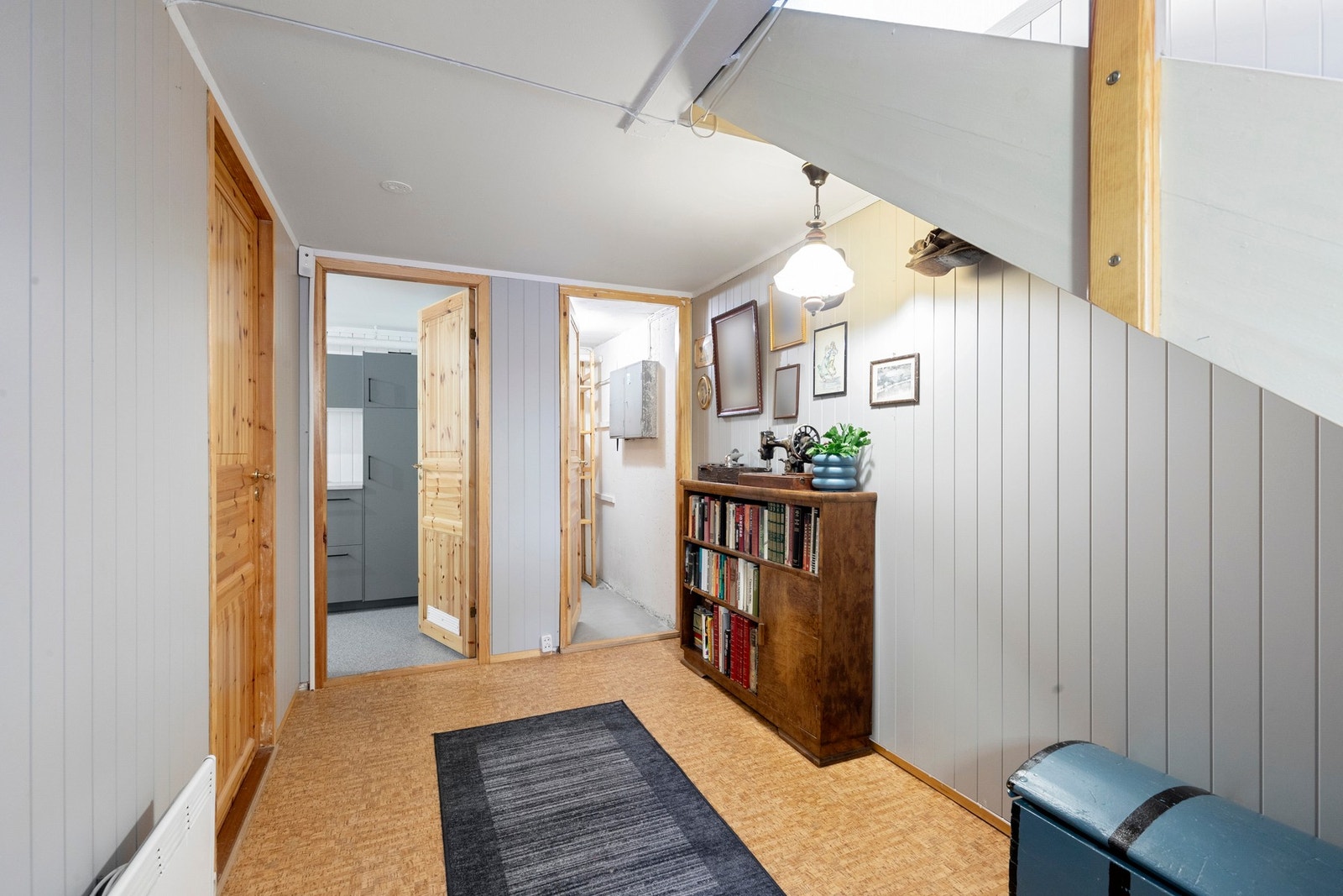 I sokkelen har blant du en praktisk verkstedbod og en matbod. Her er det også plassert en varmepumpe som gir god temperatur videre opp i boligen Galleribilde