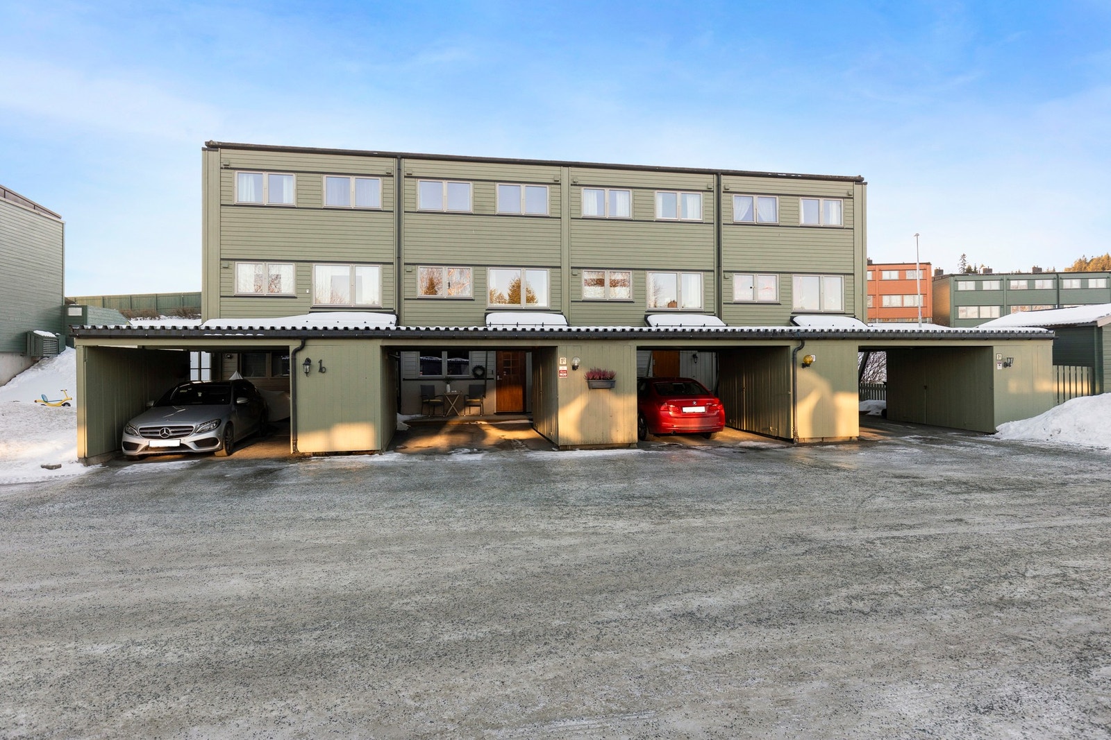 Her har du muligheten til å kapre en av de best plasserte rekkehusene på Nordre Husebytun Galleribilde